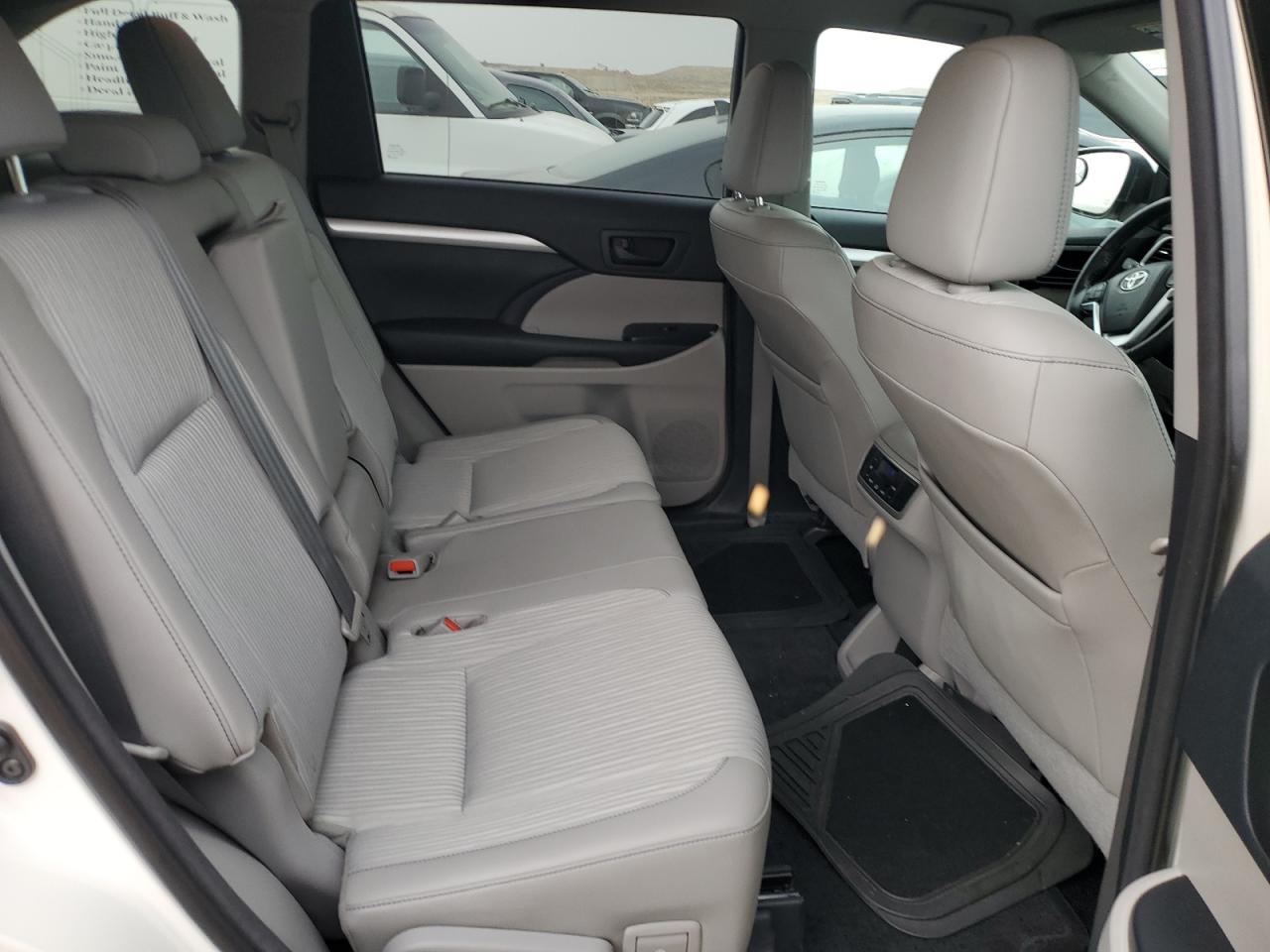 2014 Toyota Highlander - Image 11