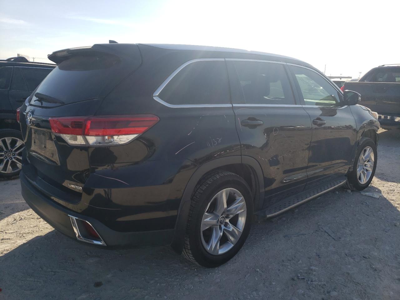 2017 Toyota Highlander - Image 3
