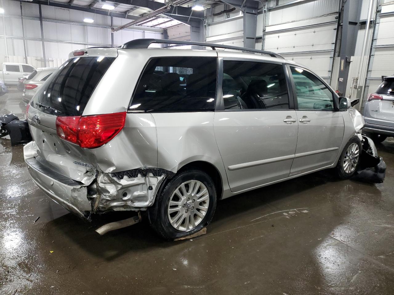 2010 Toyota Sienna - Image 3