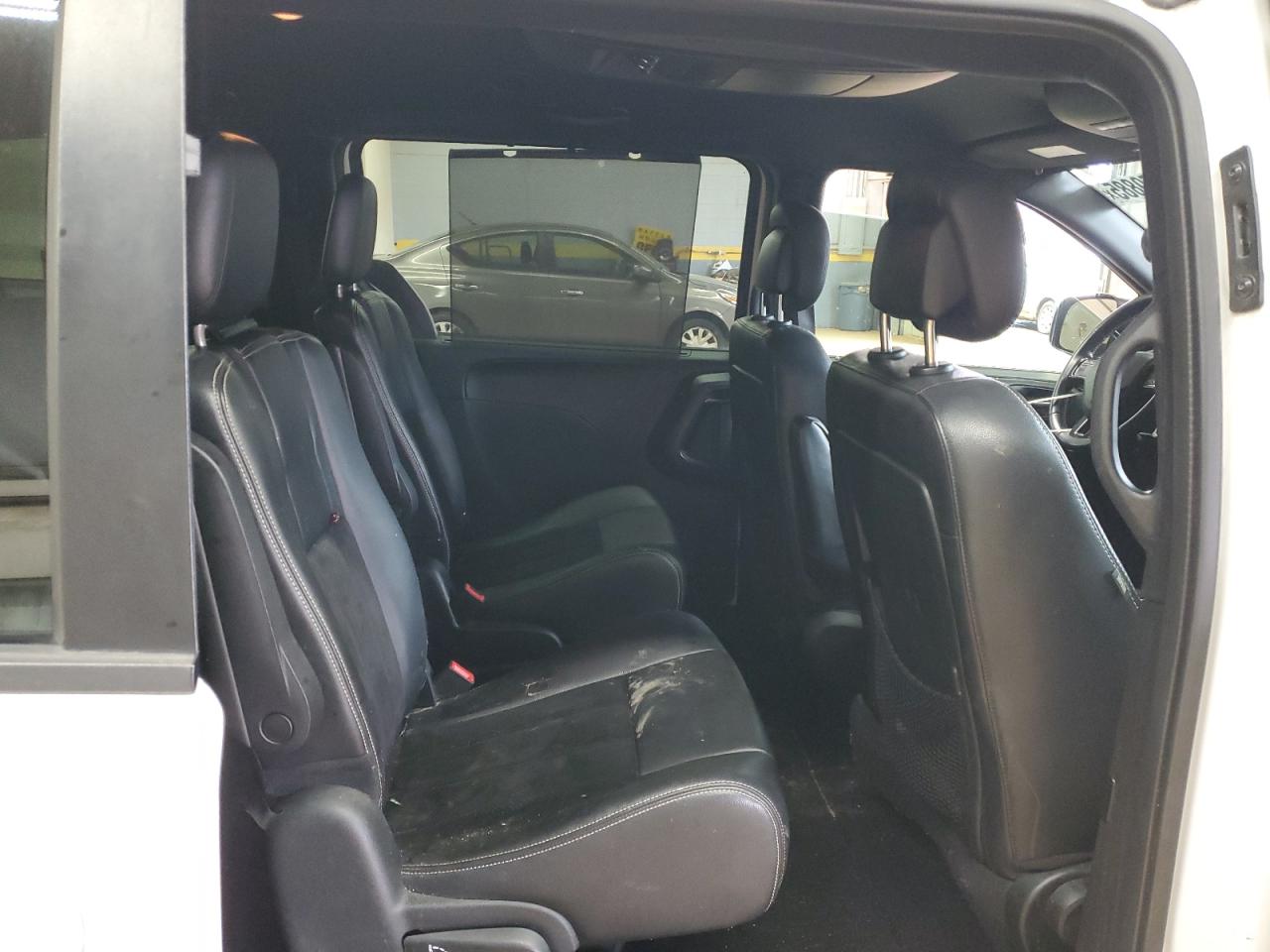 2018 Dodge Caravan - Image 11