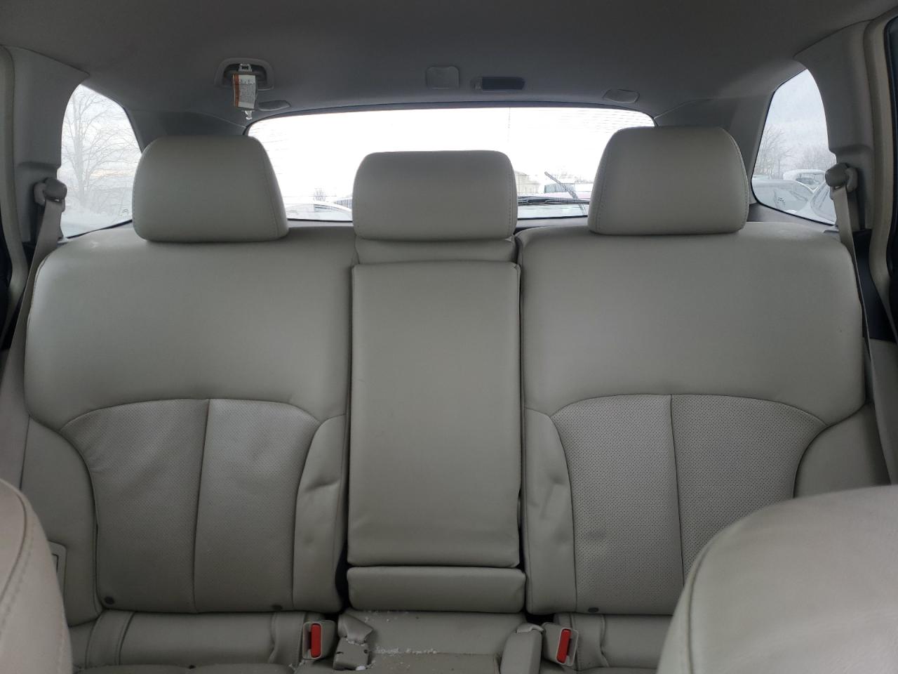 2011 Subaru Outback - Image 10