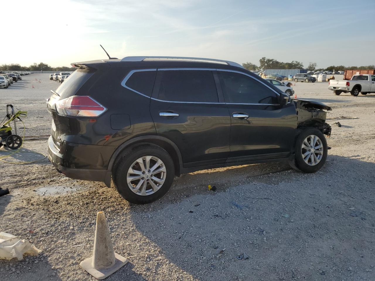 2014 Nissan Rogue - Image 3