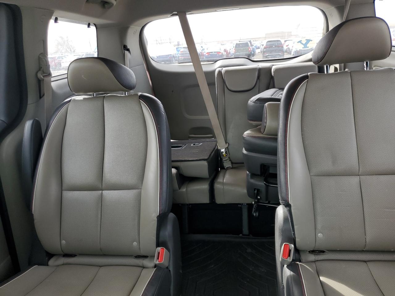 2017 Kia Sedona - Image 10