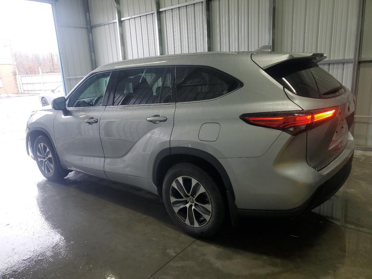 2022 Toyota Highlander - Image 2