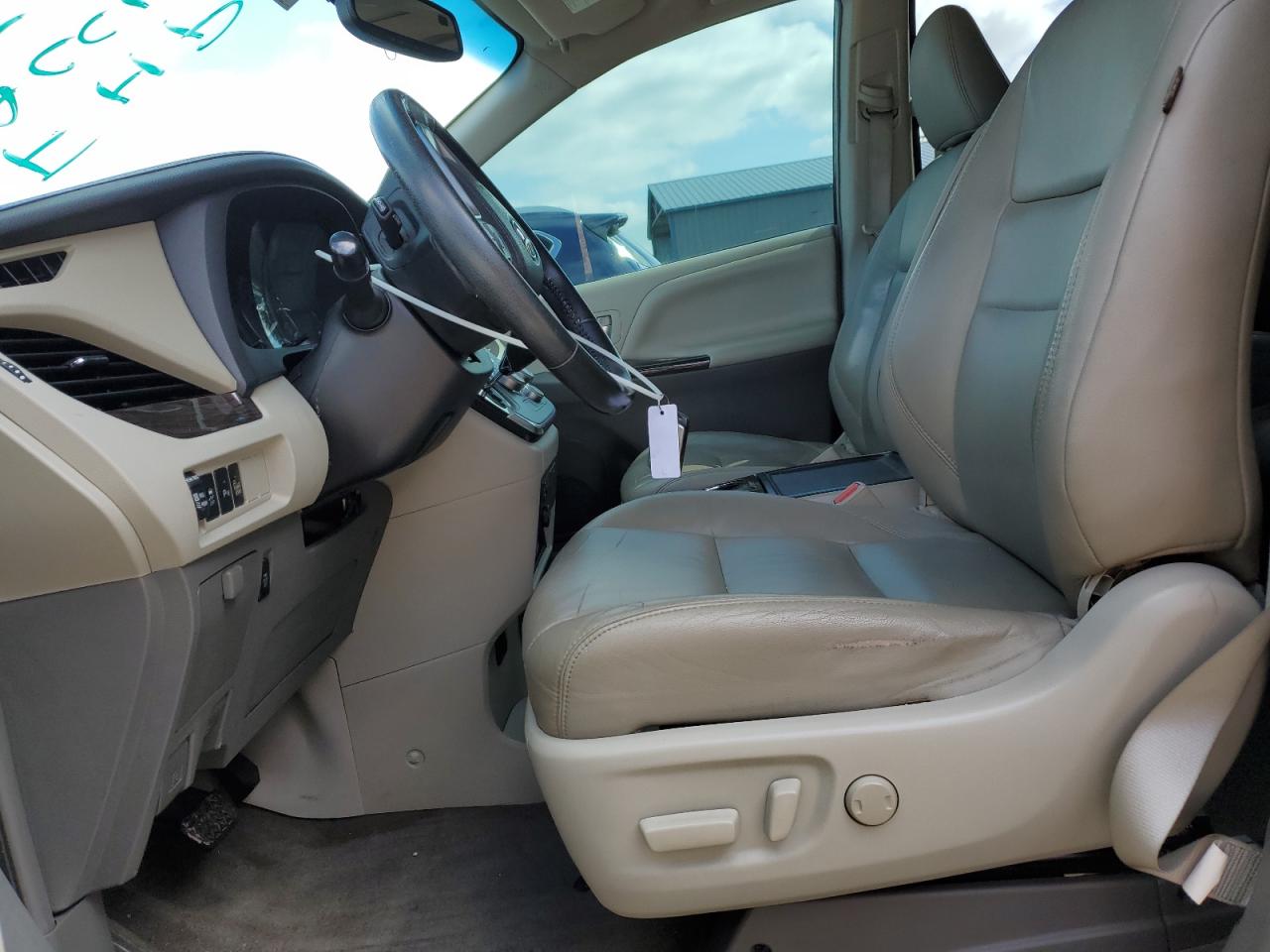 2015 Toyota Sienna - Image 7