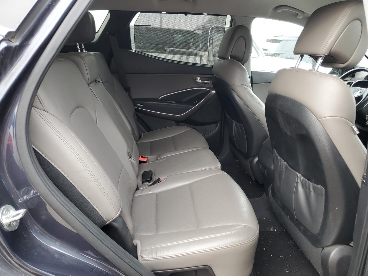 2016 Hyundai Santa Fe - Image 12
