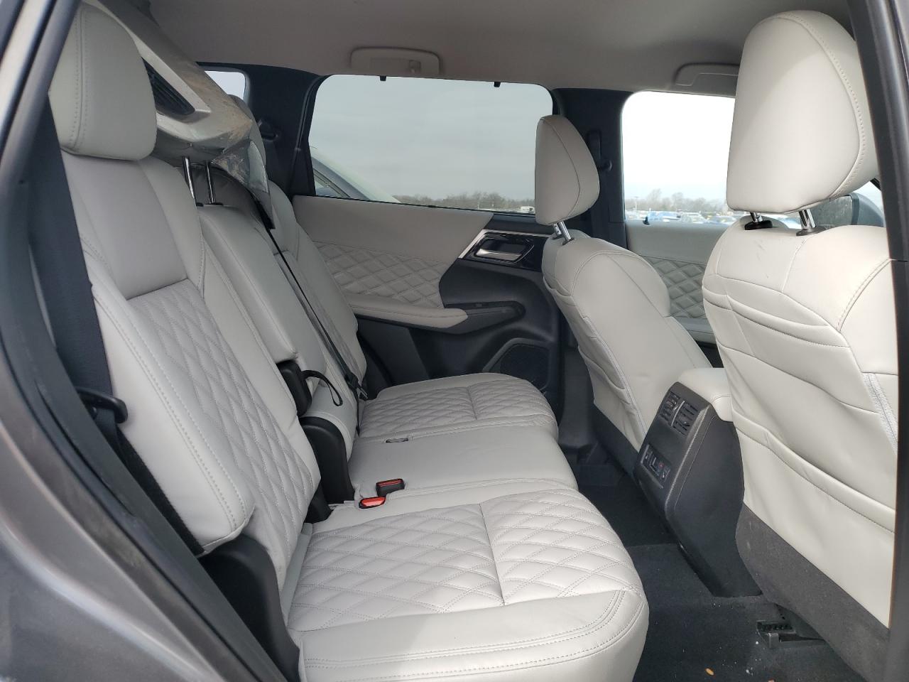 2024 Mitsubishi Outlander - Image 11