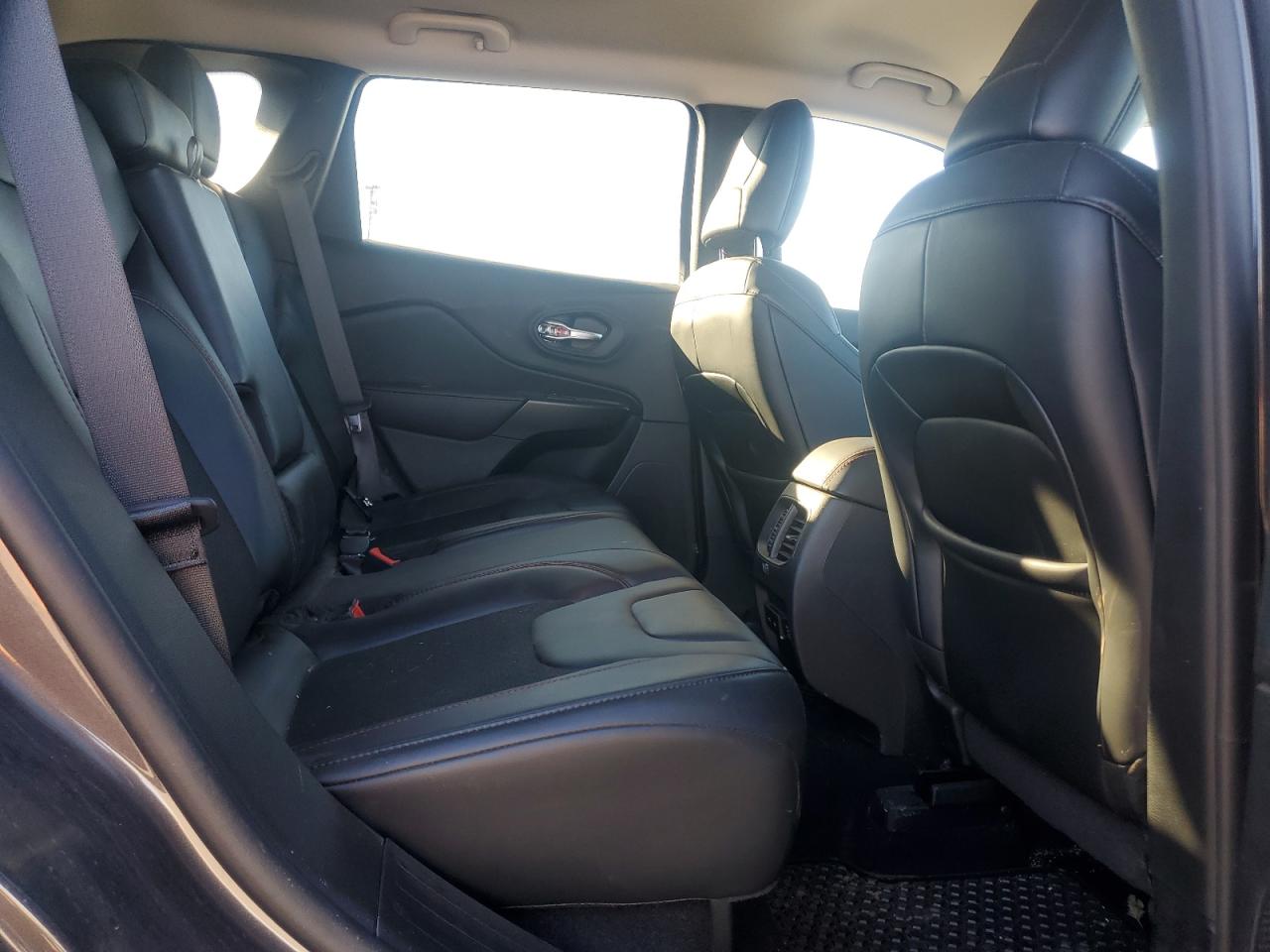 2020 Jeep Cherokee - Image 11