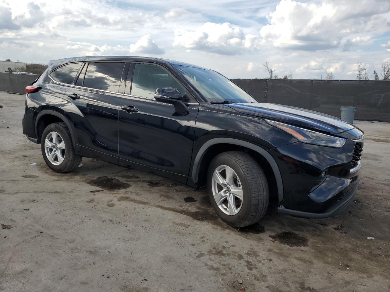 2022 Toyota Highlander - Image 4