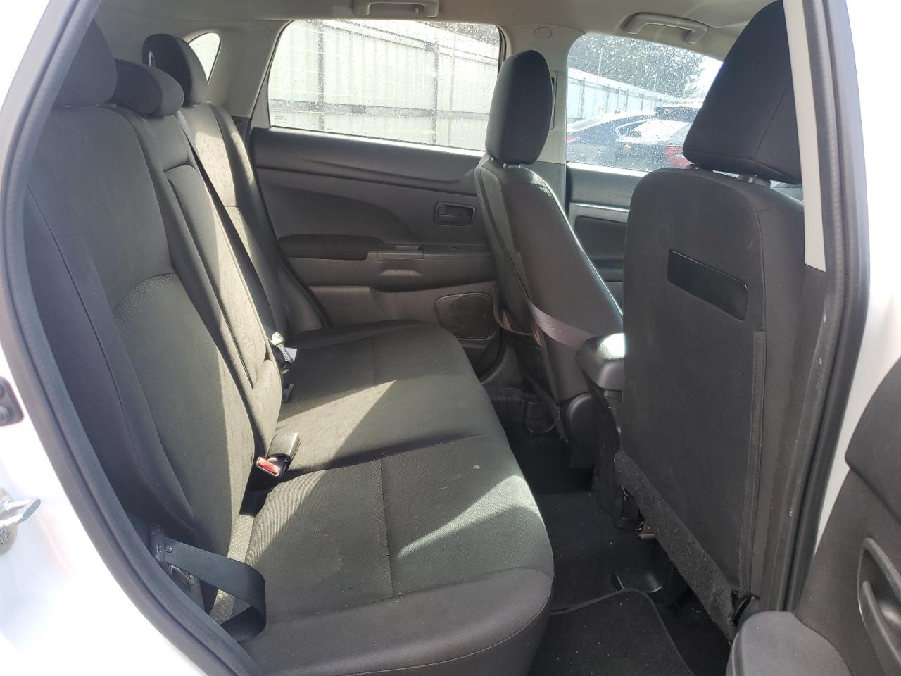 2014 Mitsubishi Outlander - Image 11