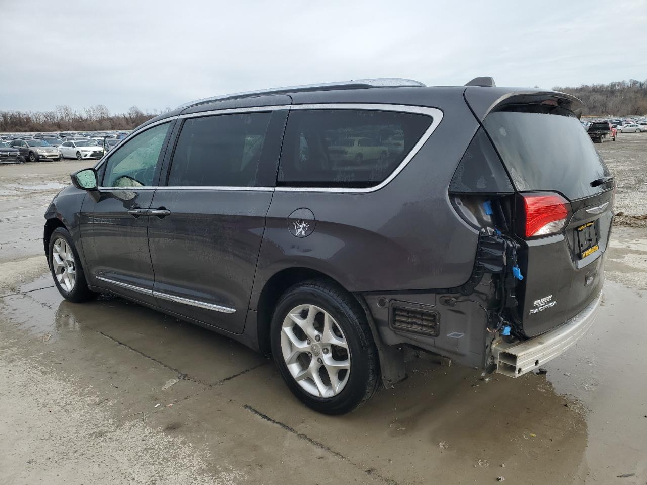 2018 Chrysler Pacifica - Image 2