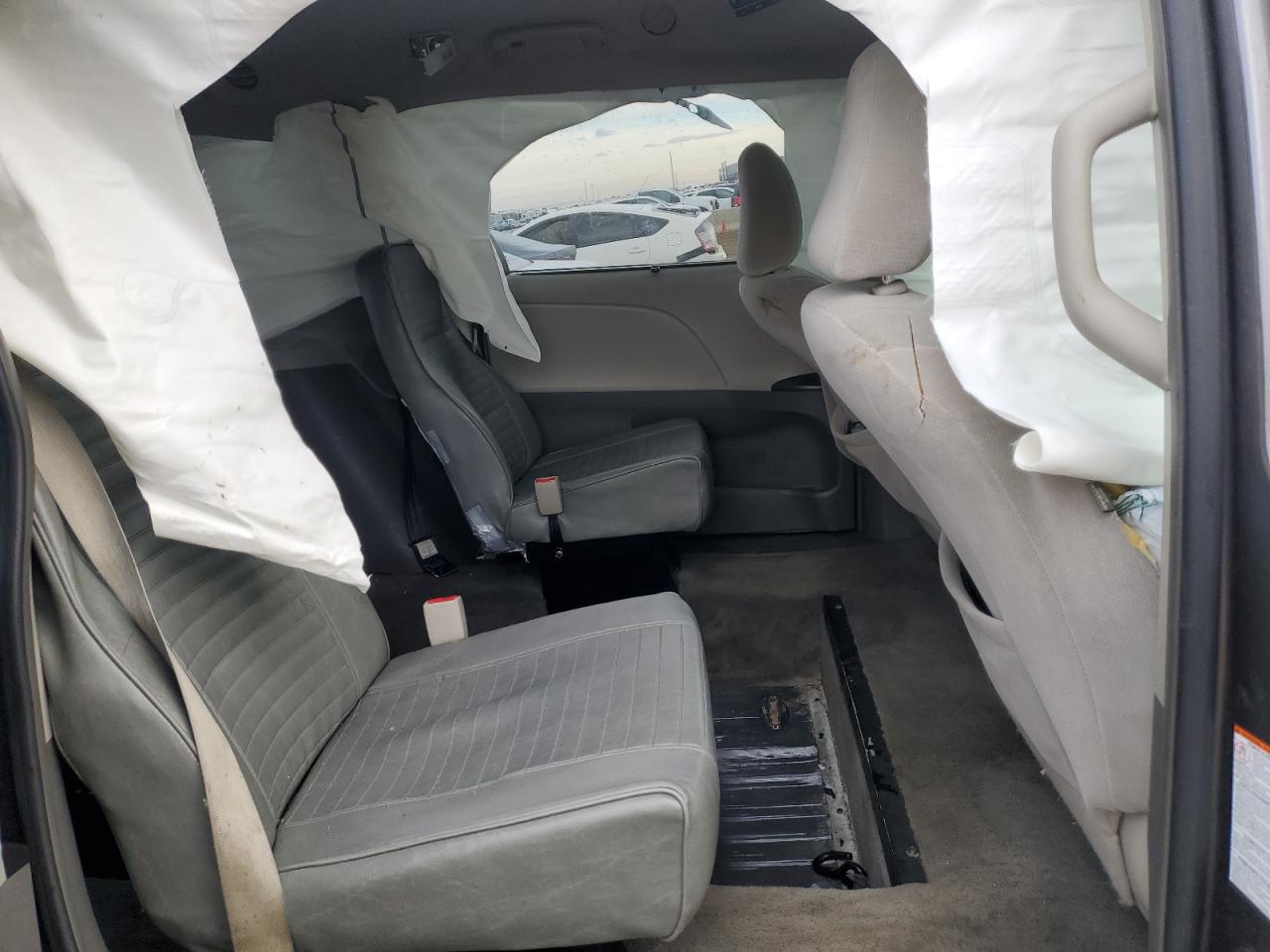 2015 Toyota Sienna - Image 11