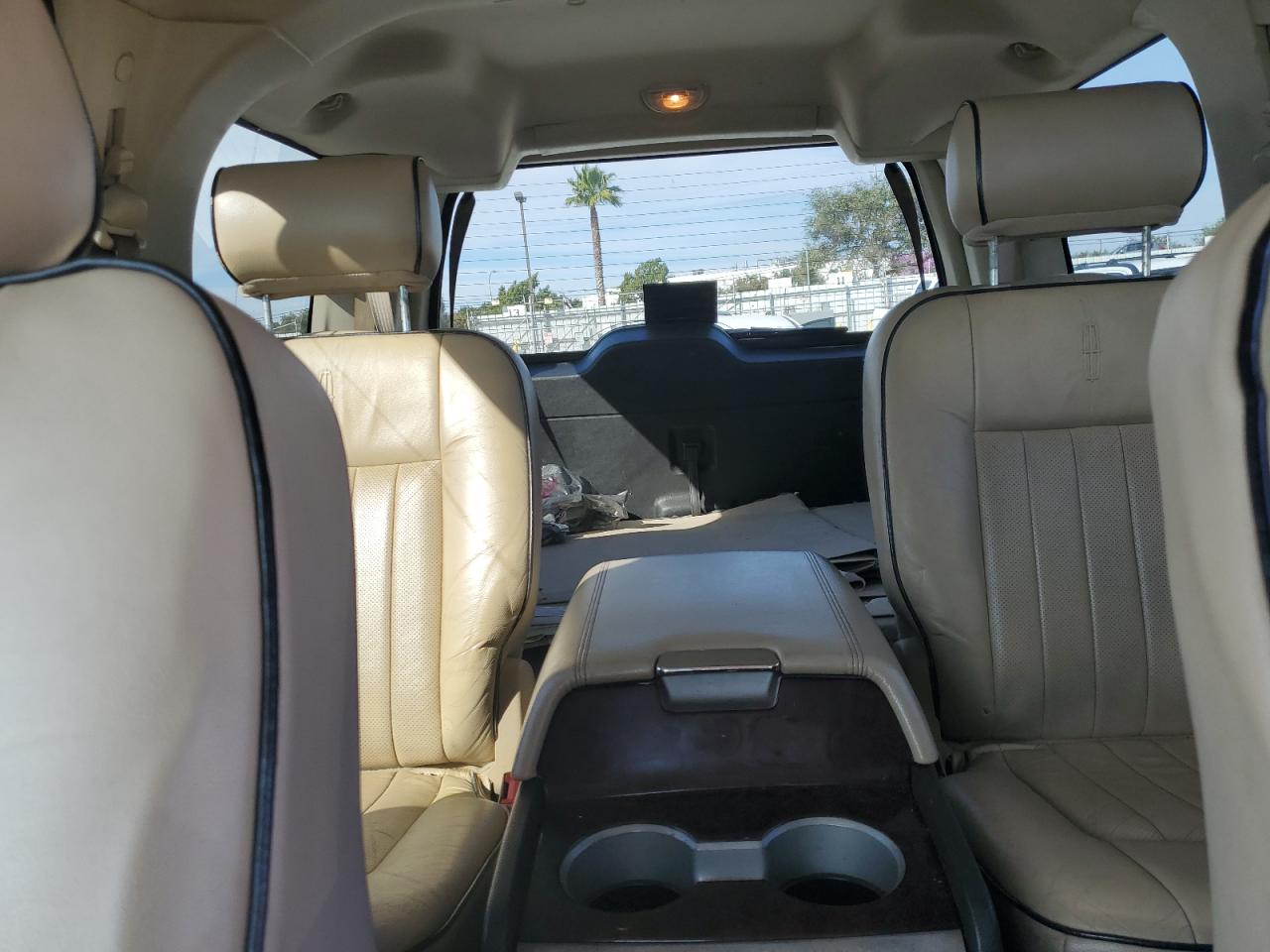 2005 Lincoln Navigator - Image 10