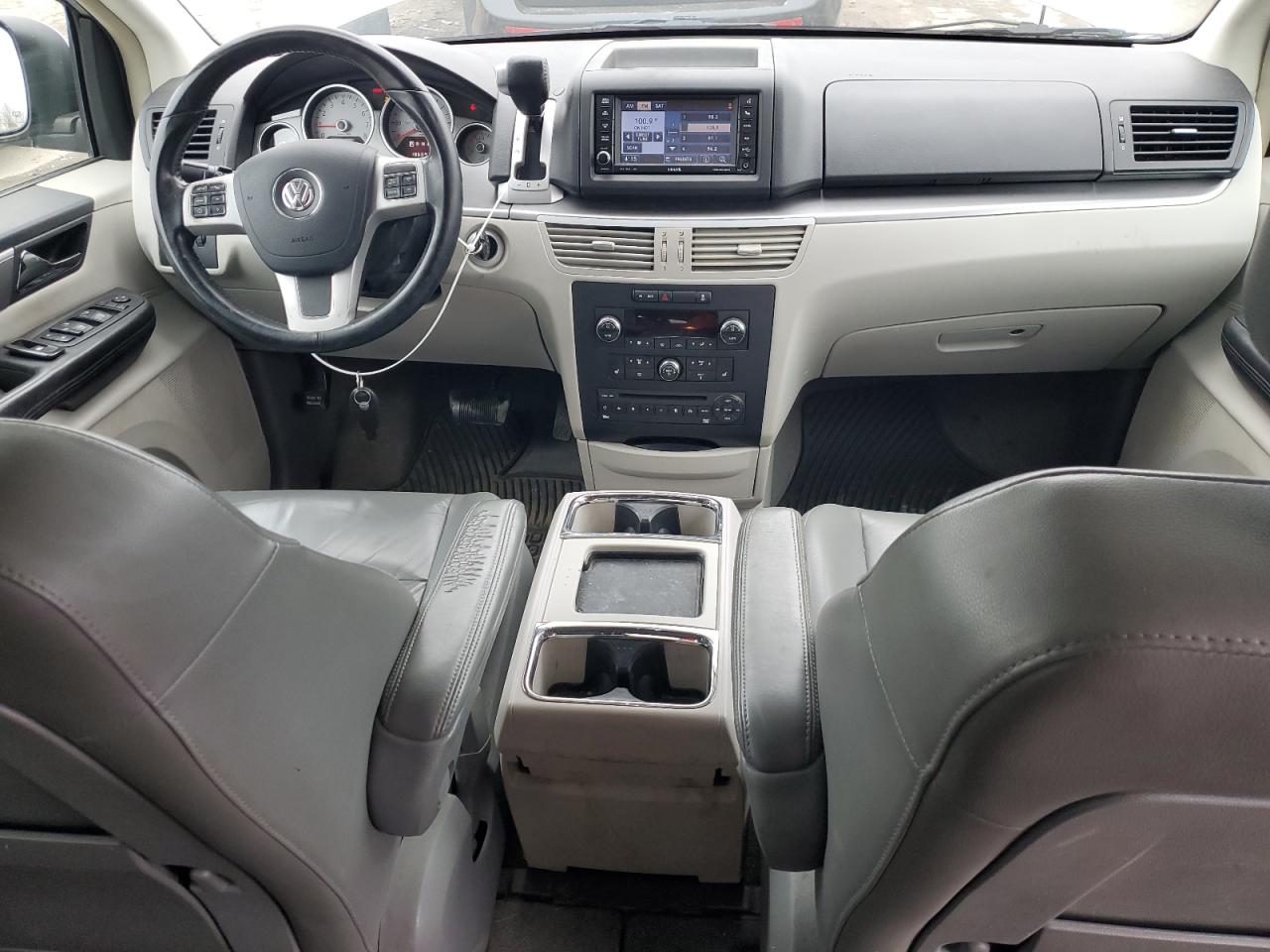 2012 Volkswagen Routan - Image 8