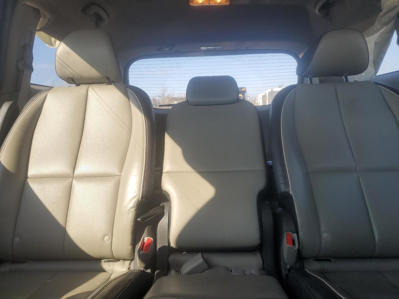 2016 Kia Sedona - Image 10
