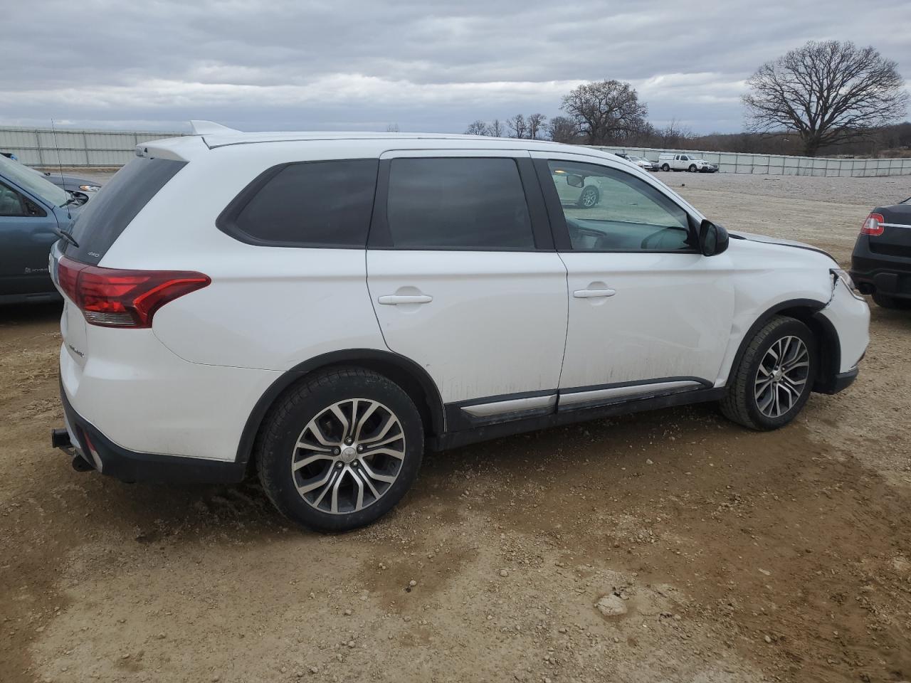 2018 Mitsubishi Outlander - Image 3
