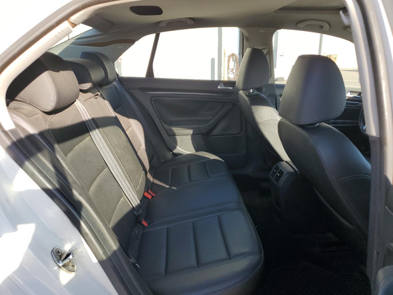 2010 Volkswagen Jetta - Image 10
