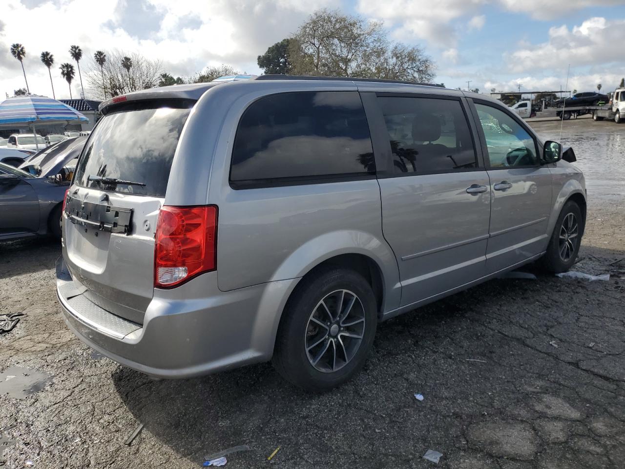 2016 Dodge Caravan - Image 3