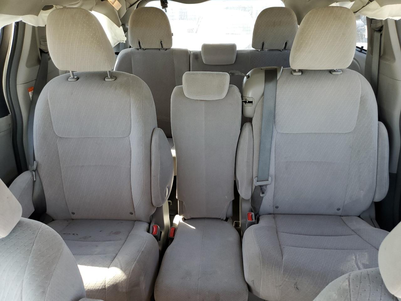 2016 Toyota Sienna - Image 10