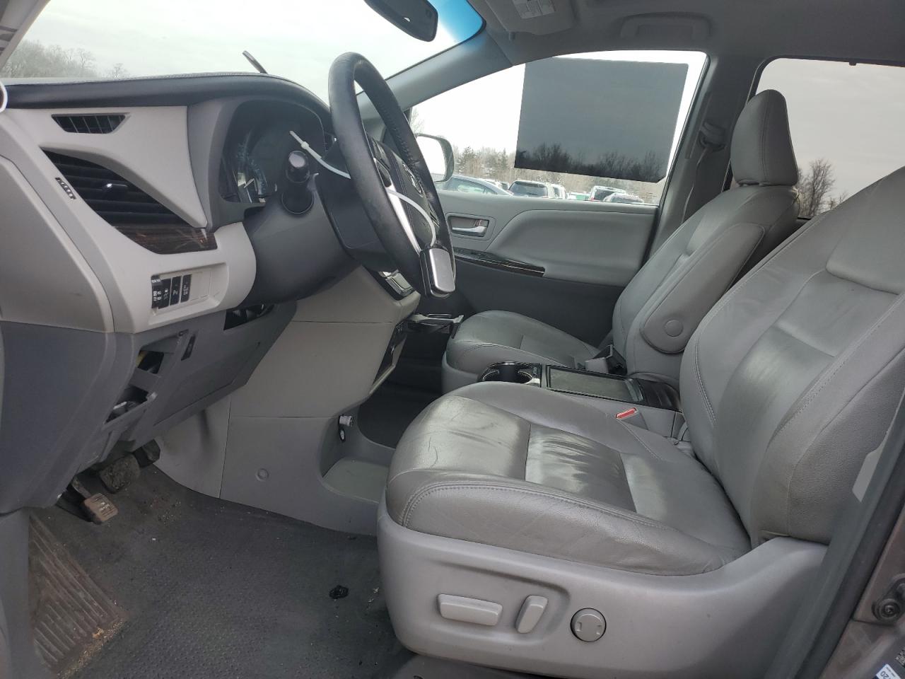 2015 Toyota Sienna - Image 7