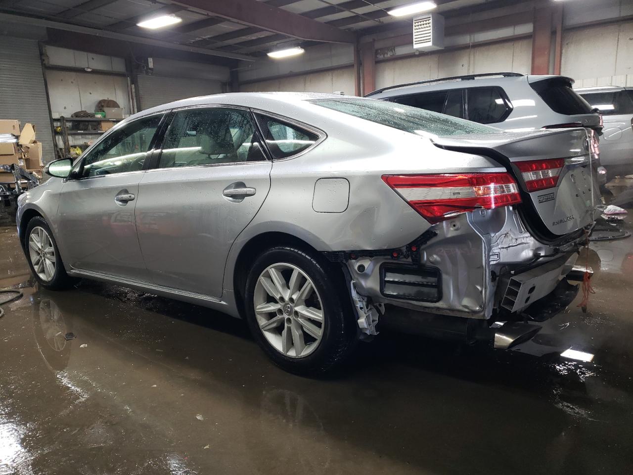 2015 Toyota Avalon - Image 2