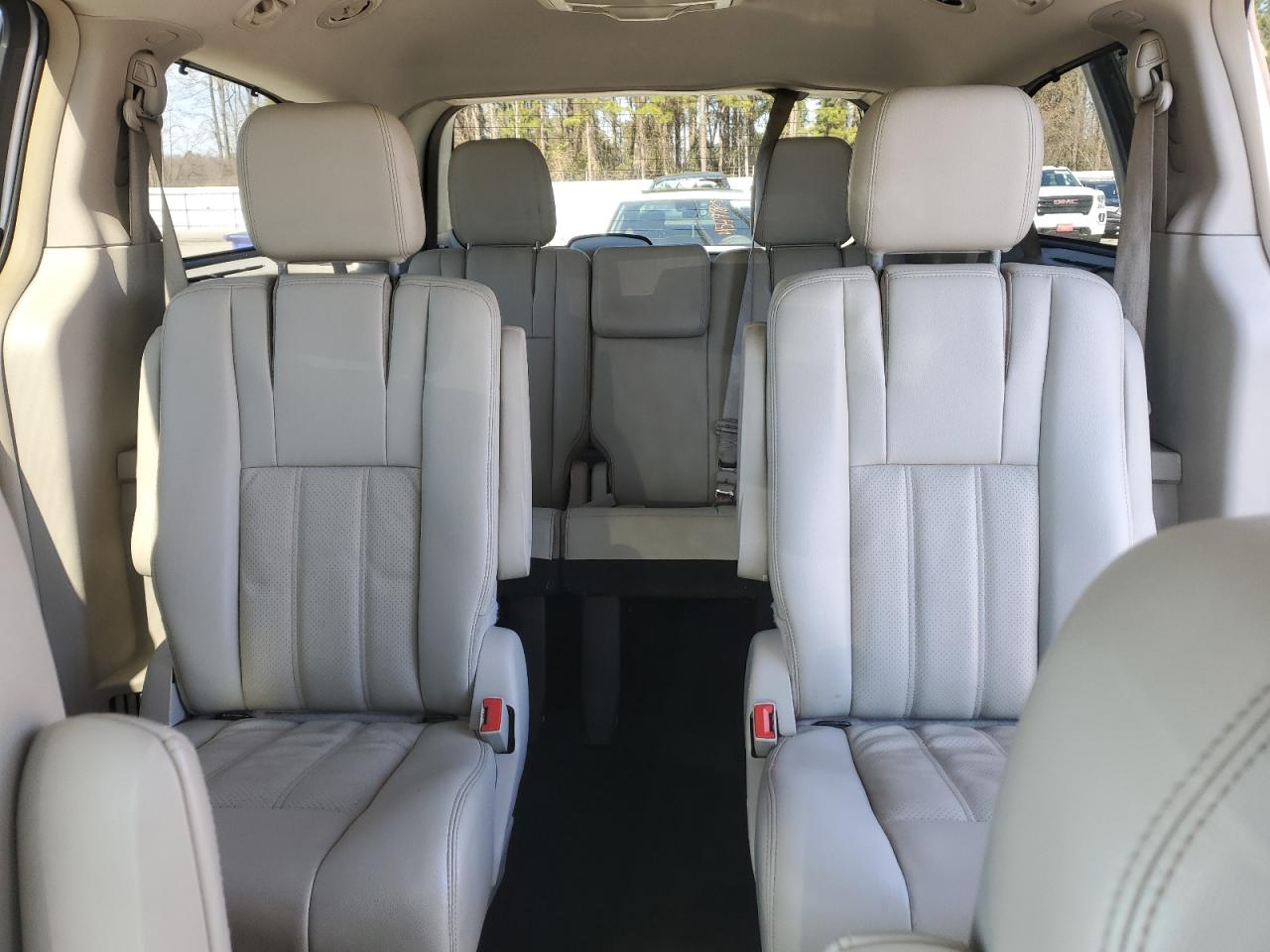 2012 Chrysler Town & Country - Image 10