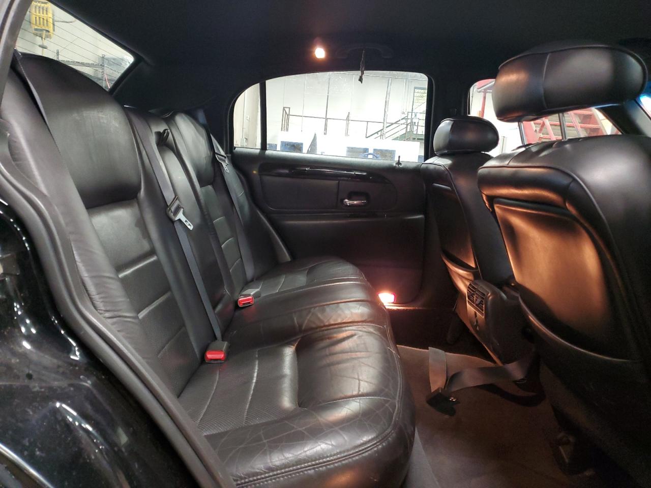 2000 Lincoln Town Car - Image 10