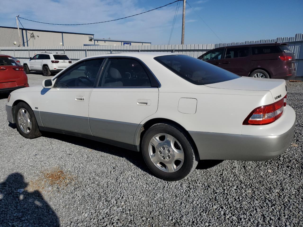 2000 Lexus ES - Image 2
