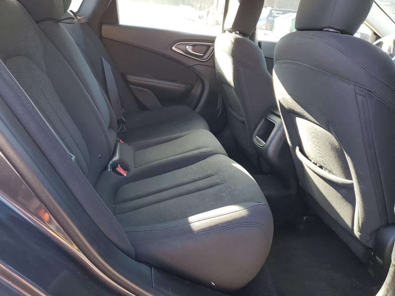 2016 Chrysler 200 - Image 10