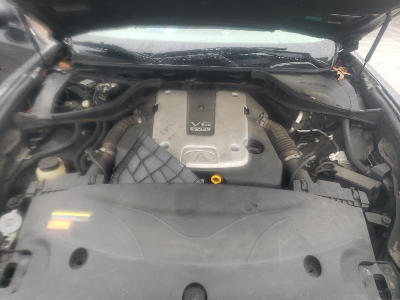 2011 Infiniti M - Image 13