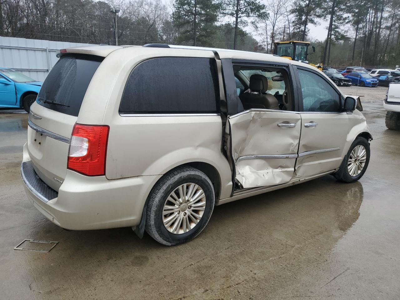 2013 Chrysler Town & Country - Image 3