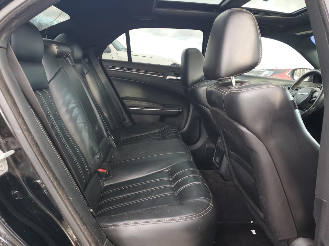 2017 Chrysler 300 - Image 10