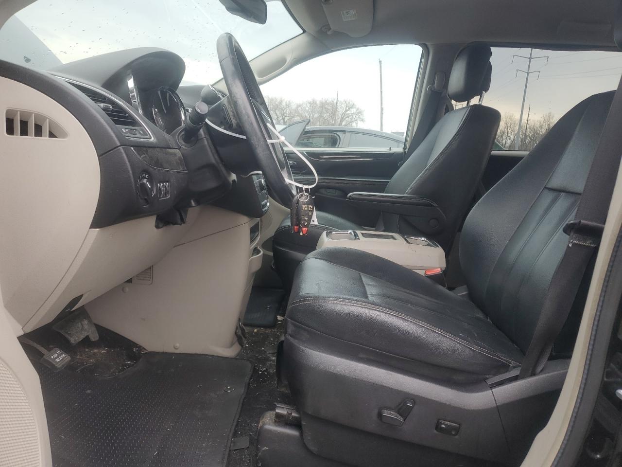 2016 Chrysler Town & Country - Image 7