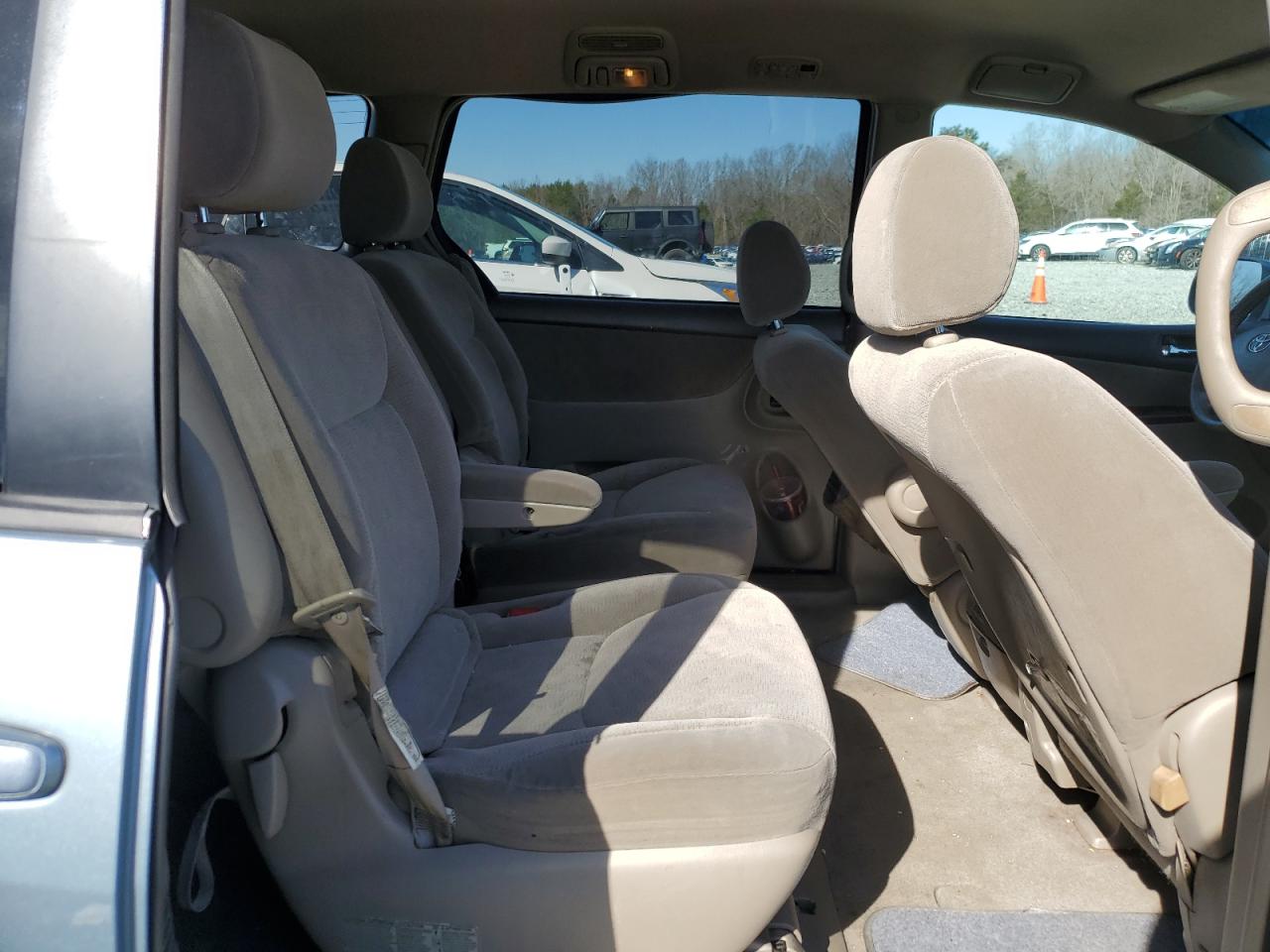 2004 Toyota Sienna - Image 11