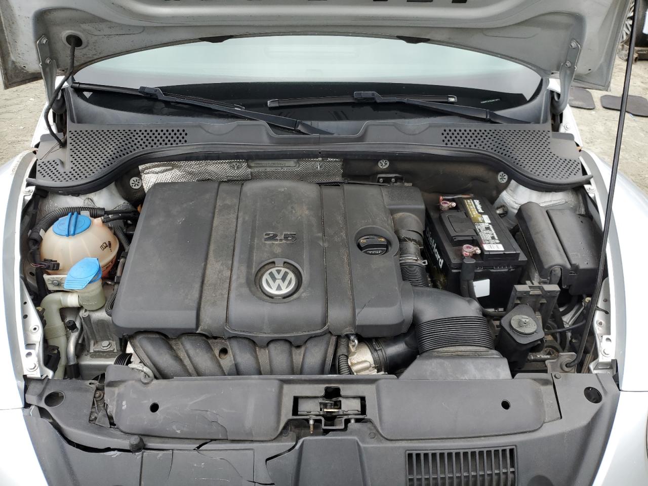 2012 Volkswagen Beetle - Image 12