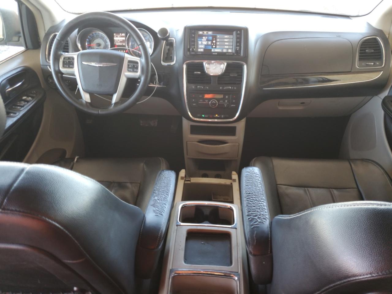 2014 Chrysler Town & Country - Image 8