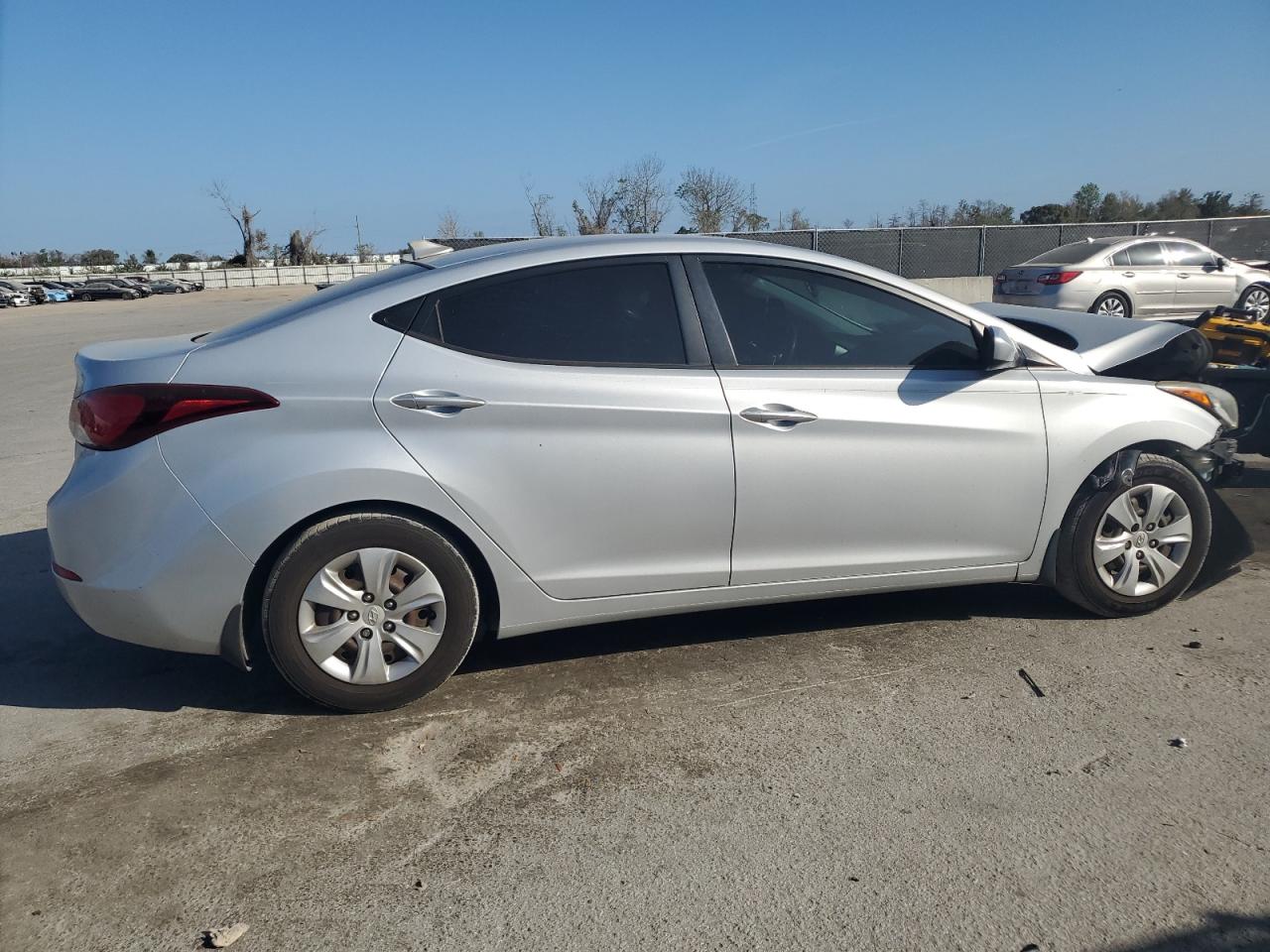 2016 Hyundai Elantra - Image 3