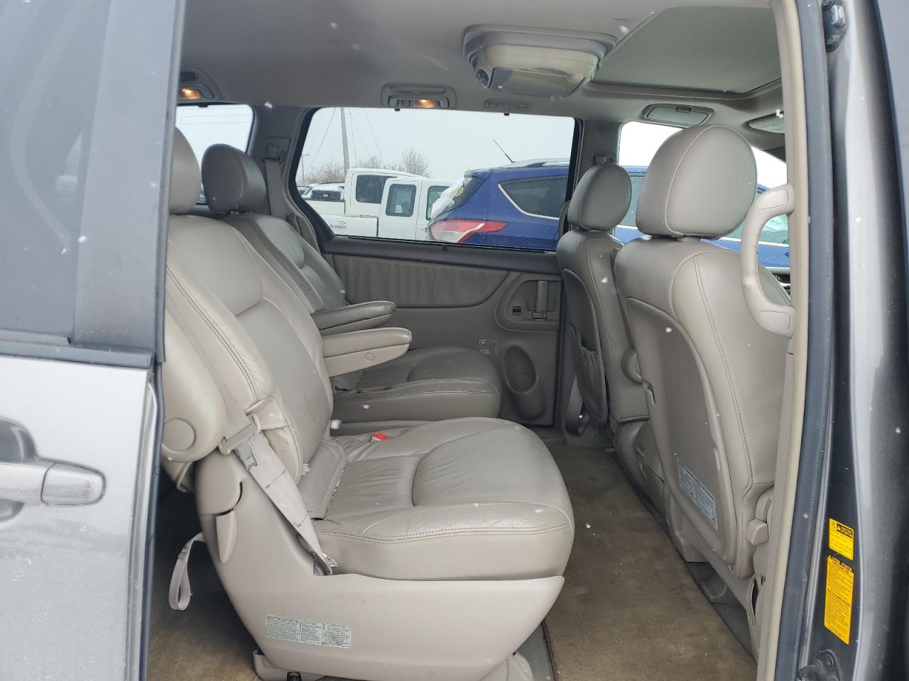 2004 Toyota Sienna - Image 11