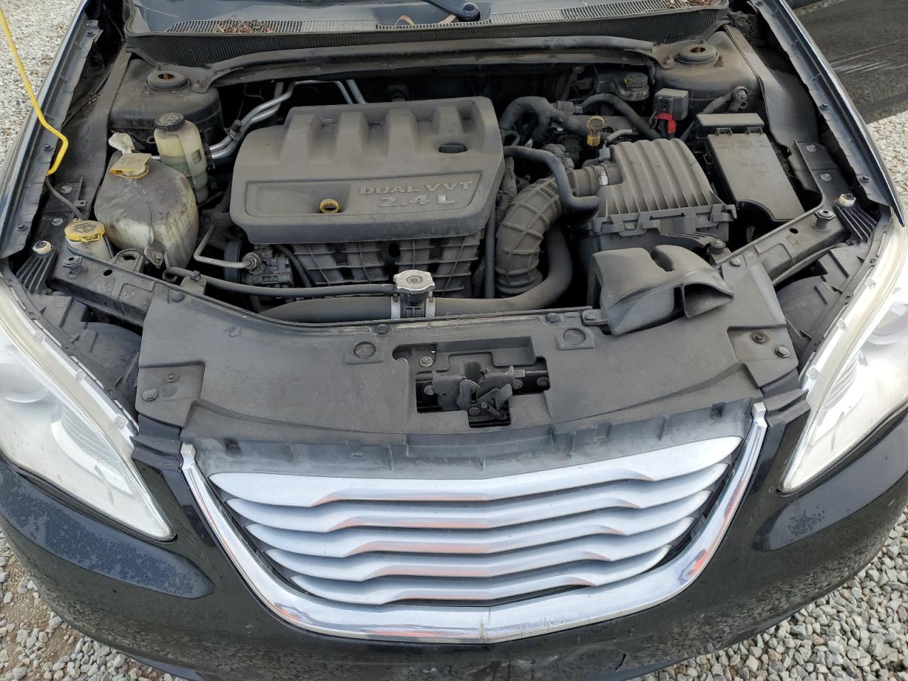 2013 Chrysler 200 - Image 11
