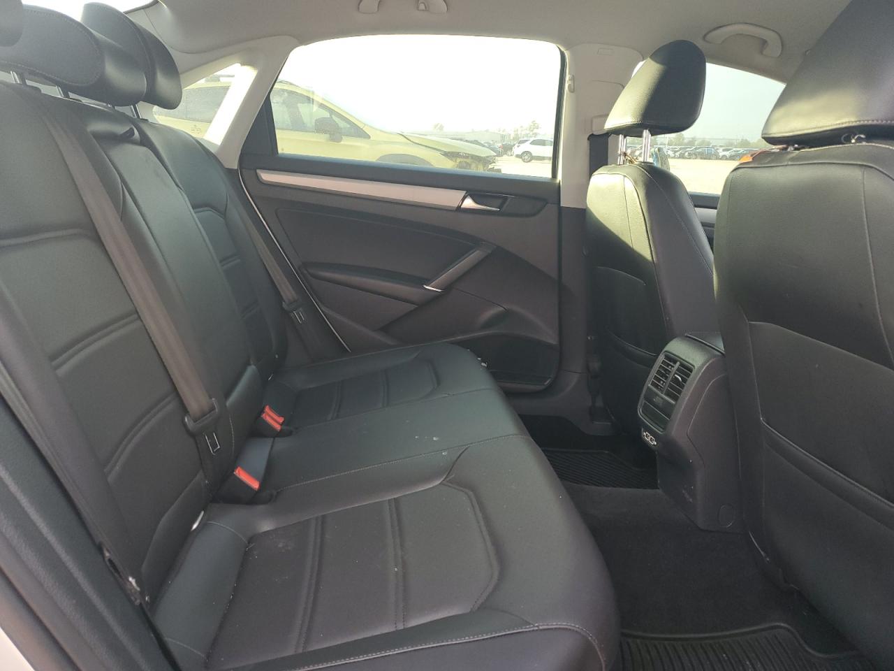 2020 Volkswagen Passat - Image 10