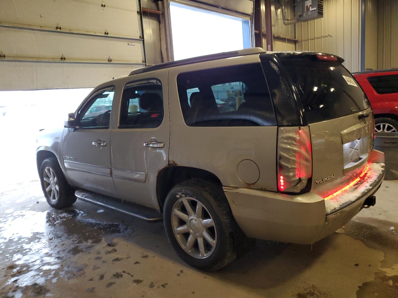 2007 GMC Yukon - Image 2
