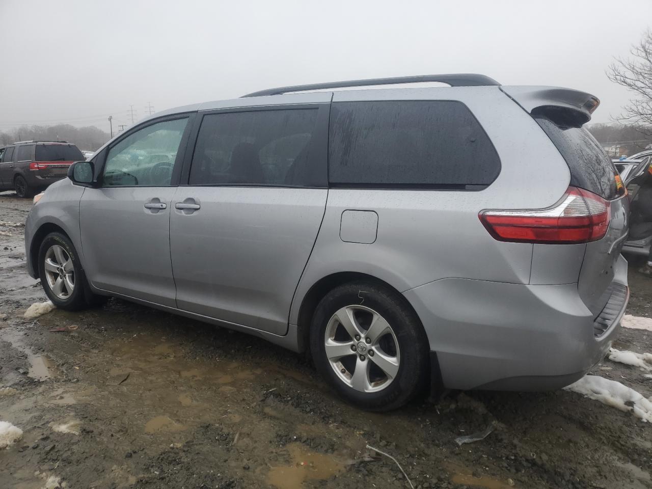 2017 Toyota Sienna - Image 2