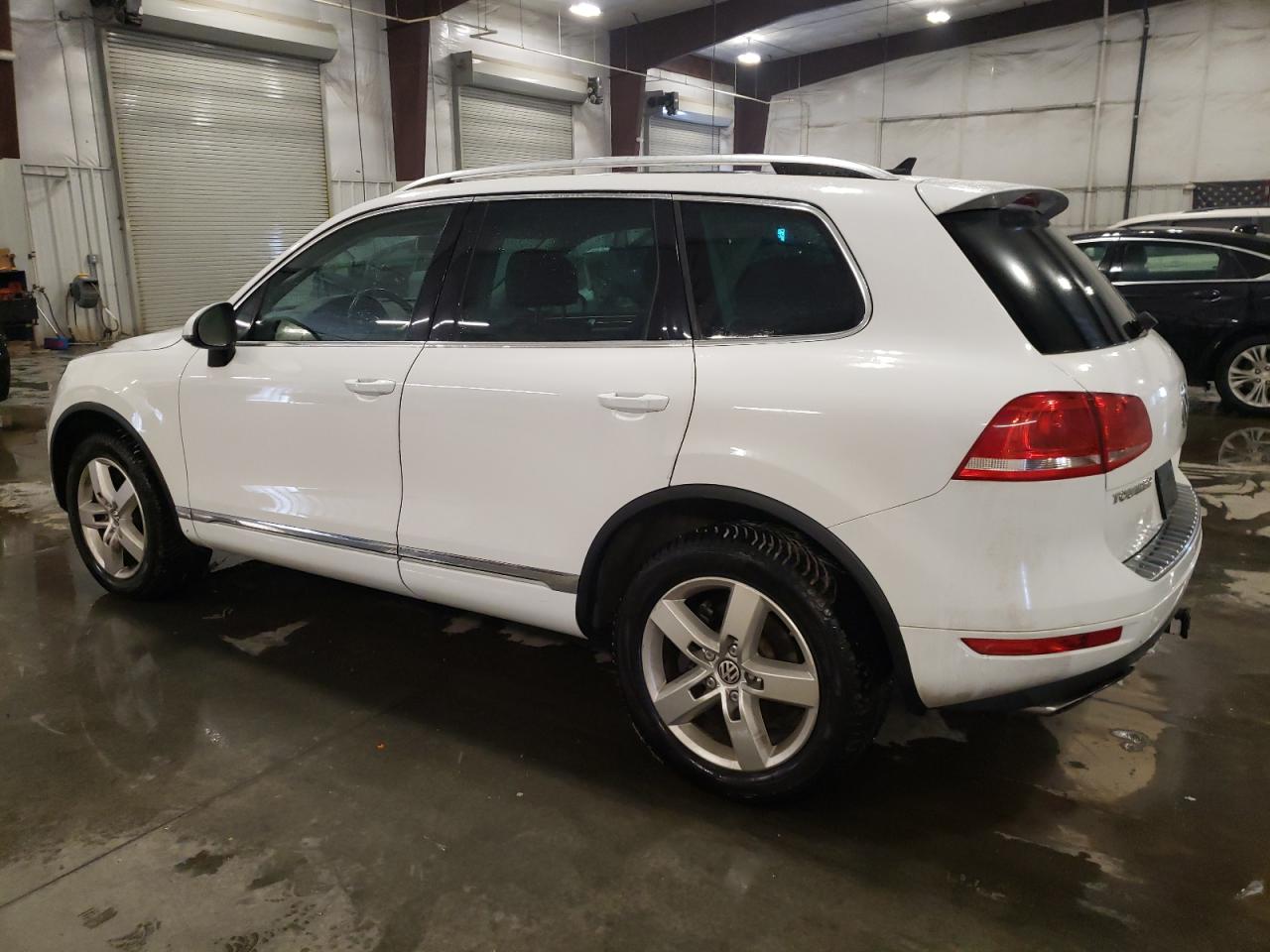2014 Volkswagen Touareg - Image 2