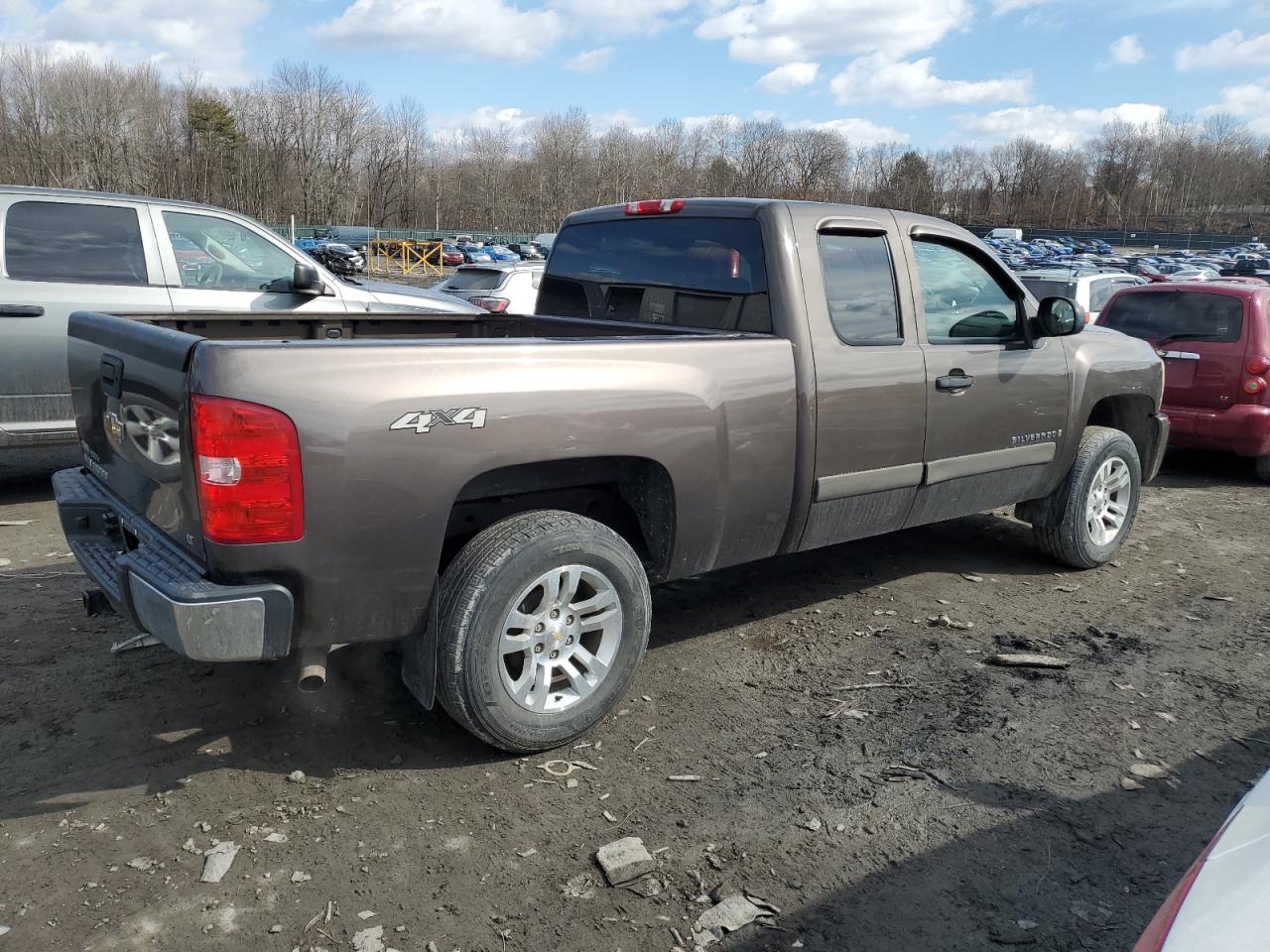 2007 Chevrolet Silverado - Image 3