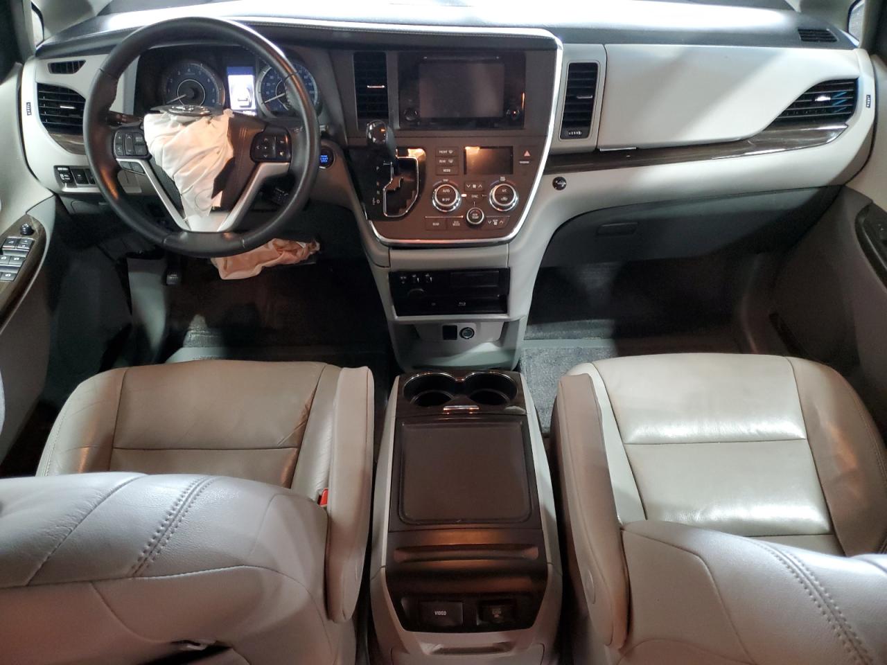2017 Toyota Sienna - Image 8