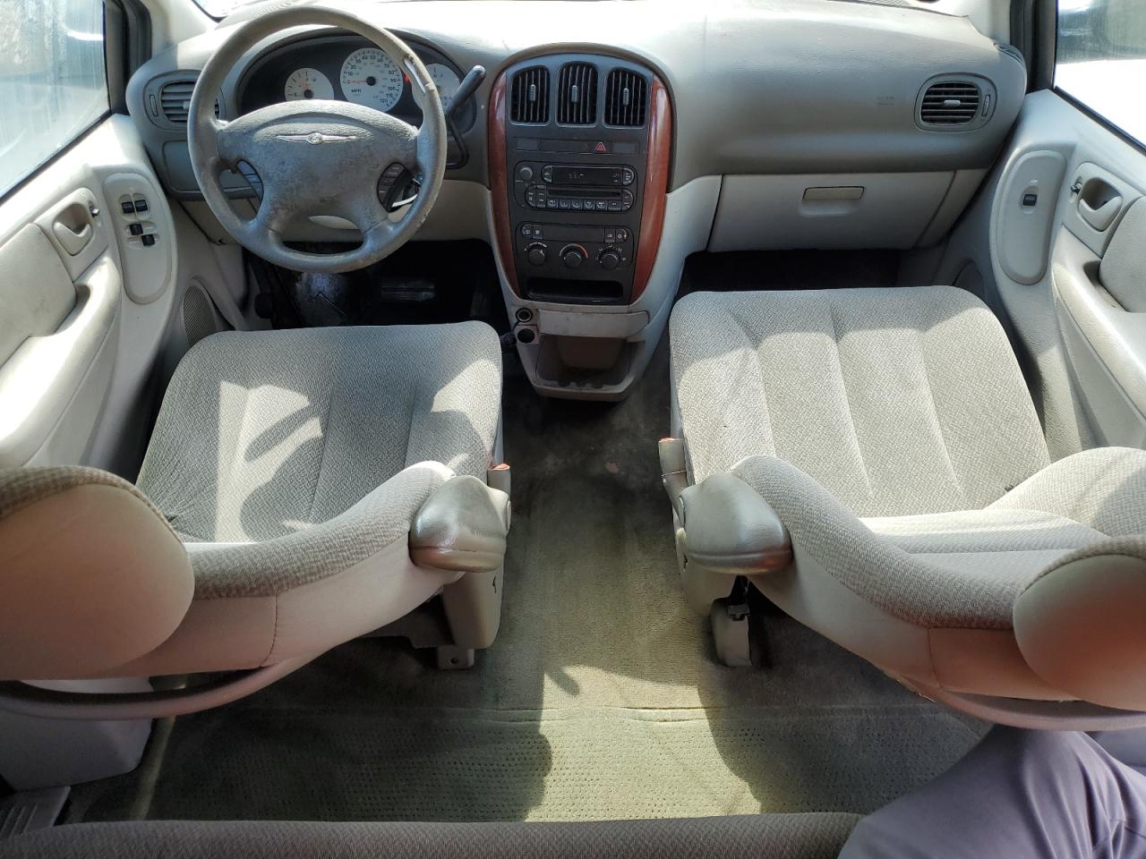 2005 Chrysler Town & Country - Image 8