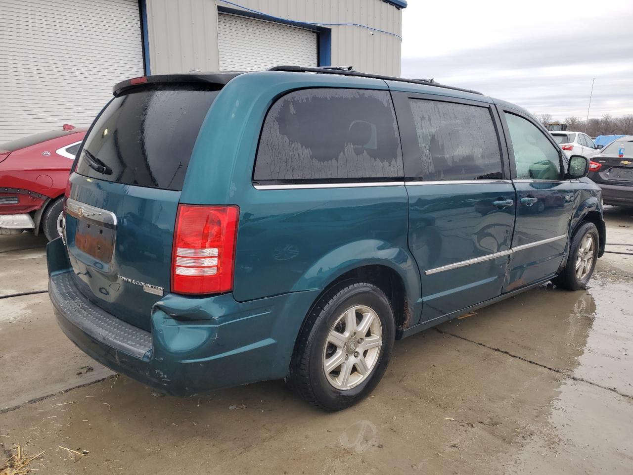 2009 Chrysler Town & Country - Image 3