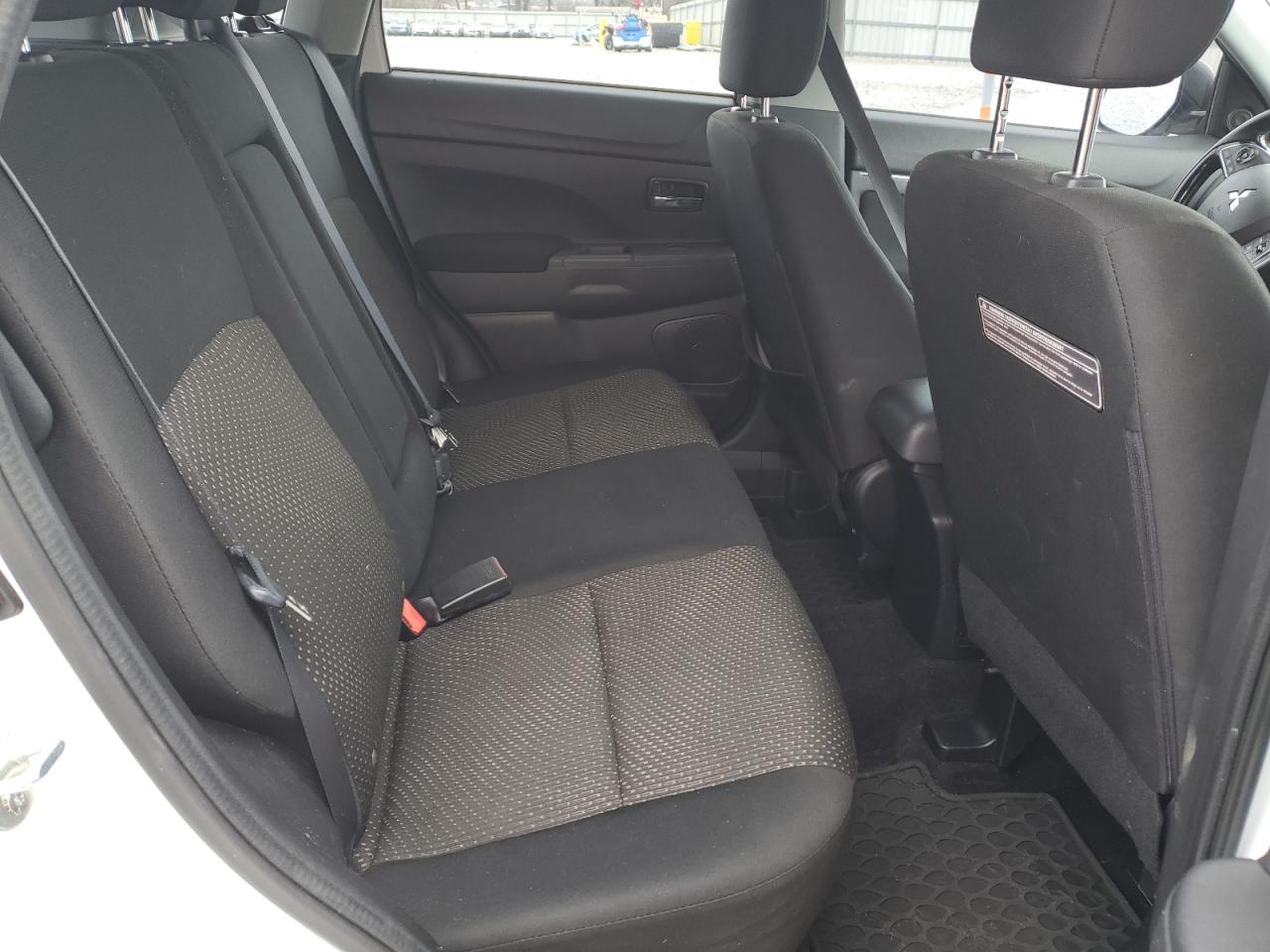 2016 Mitsubishi Outlander - Image 11