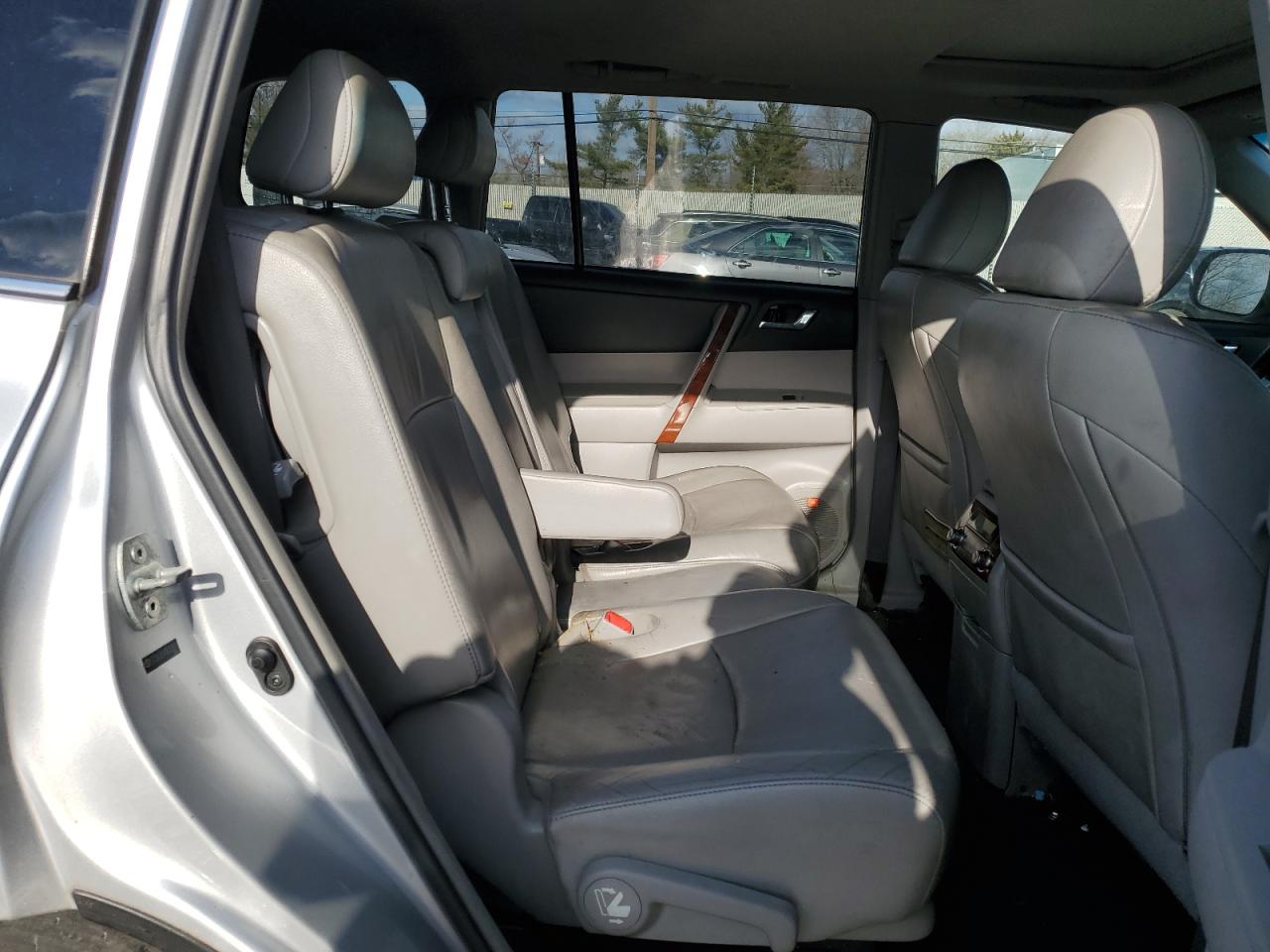 2013 Toyota Highlander - Image 11