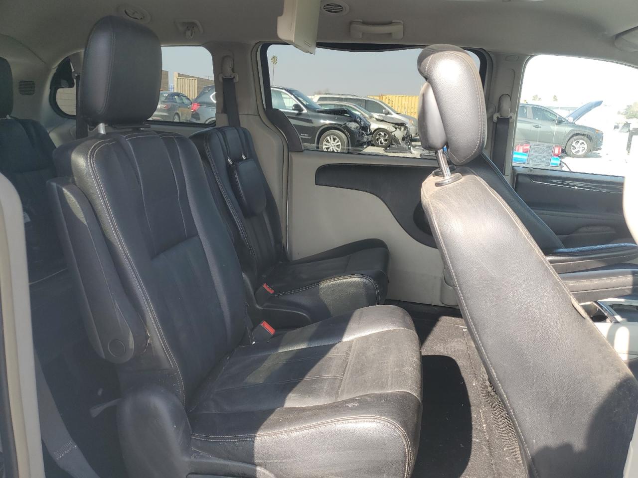 2015 Chrysler Town & Country - Image 12